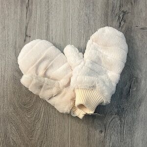 BNWT J. Crew Cozy Cream Faux Fur Mittens